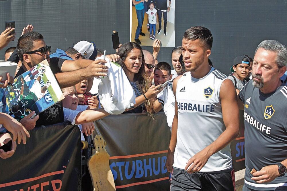 Giovani dos Santos ya fue presentando con el Galaxy (AP)