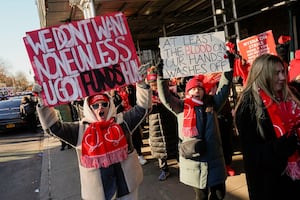  Enfermeras inician huelga en EU; es la mayor huelga del sector en la historia de Nueva York 