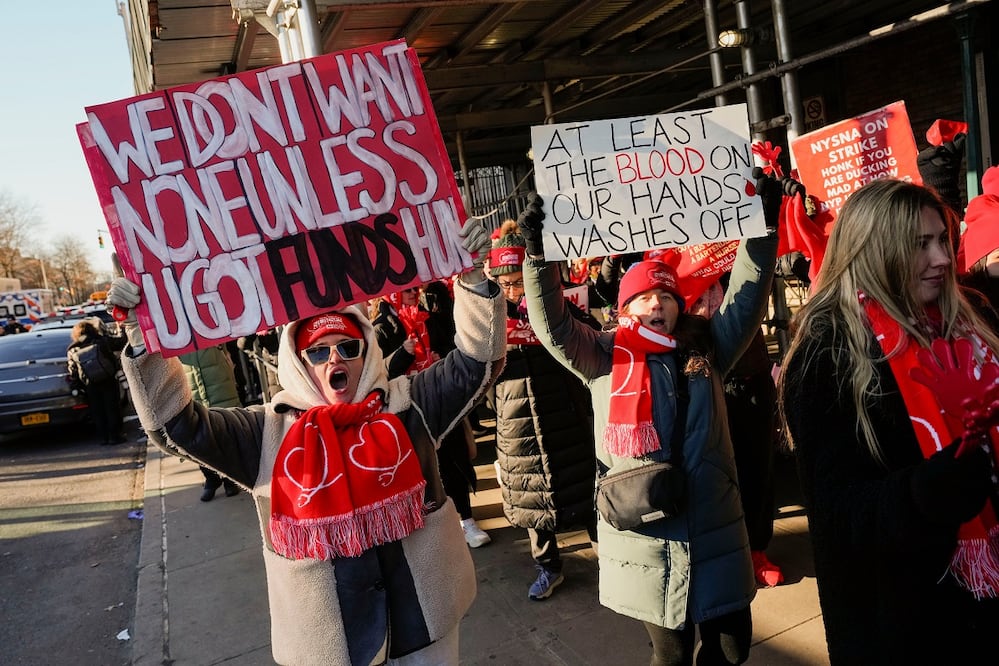Enfermeras se manifiestan afuera del Hospital Presbiteriano de Nueva York, durante su huelga general. FOTO: YUKI IWAMURA. AP