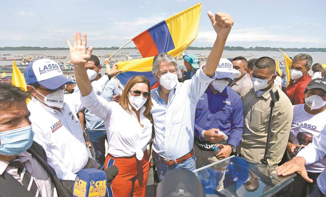 El candidato conservador Guillermo Lasso cerró su campaña electoral en el malecón 2000, en Guayaquil, el 8 de abril. Foto: Mauricio Torres/ EFE.