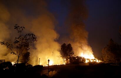Aumenta a 11 los muertos por incendios forestales en California