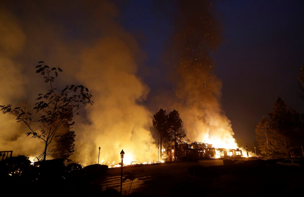 Humo y llamas envuelven el hotel Hilton Sonoma Wine Country een Santa Rosa, California (Foto: AP)