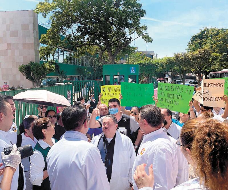 En Culiacán, Sinaloa, personal del IMSS denunció que carece de equipo especial y está expuesto con pacientes sospechosos de Covid-19. Foto: JAVIER CABRERA. EL UNIVERSAL