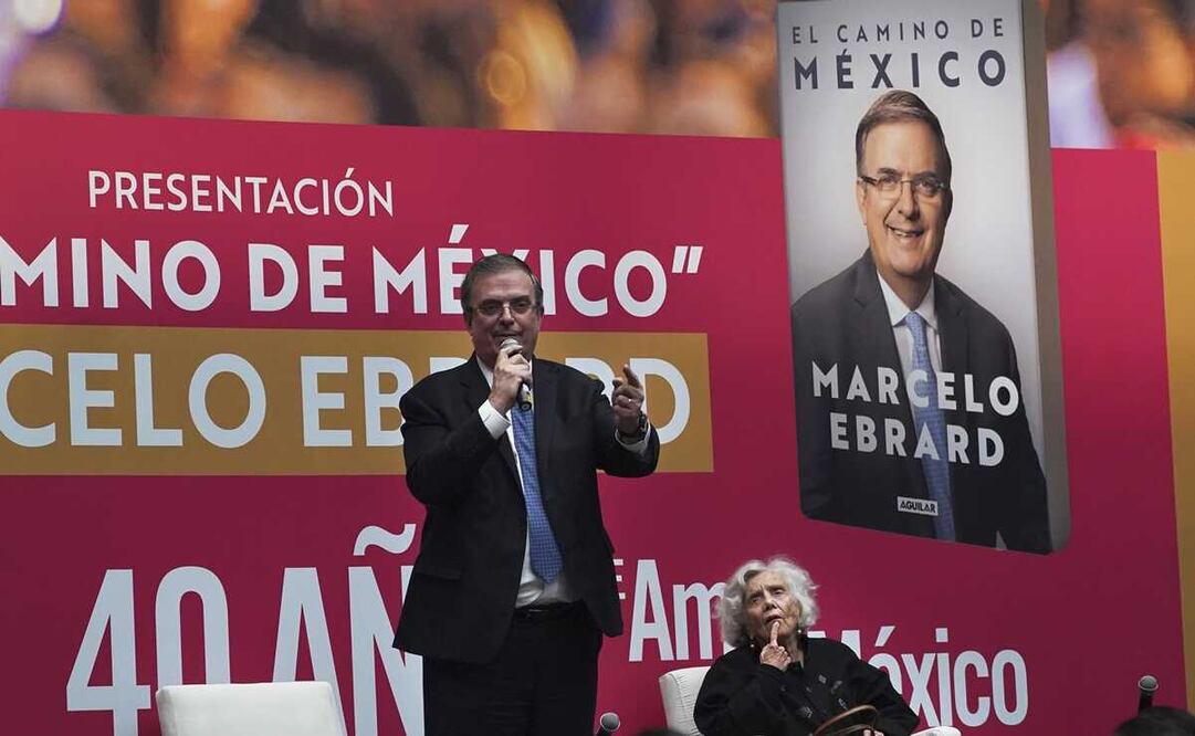 Ebrard estuvo acompañado por su esposa Rosalinda Bueso y la escritora Elena Poniatowska.