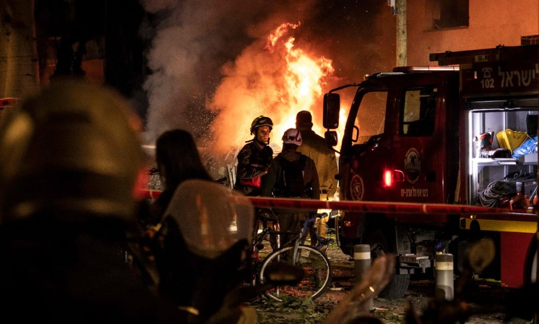 Bomberos frente a un incendio en el lugar donde se produjo un ataque con misiles iraníes en Tel Aviv el 28 de febrero de 2026. (Foto de John Wessels/AFP).