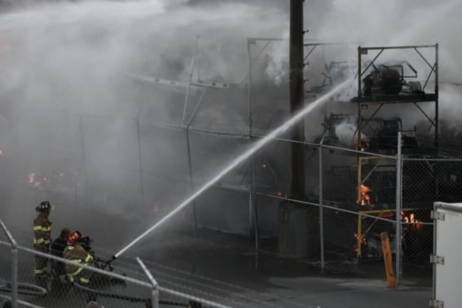 Explosión en bodega de Ciudad Juárez genera enorme columna de humo