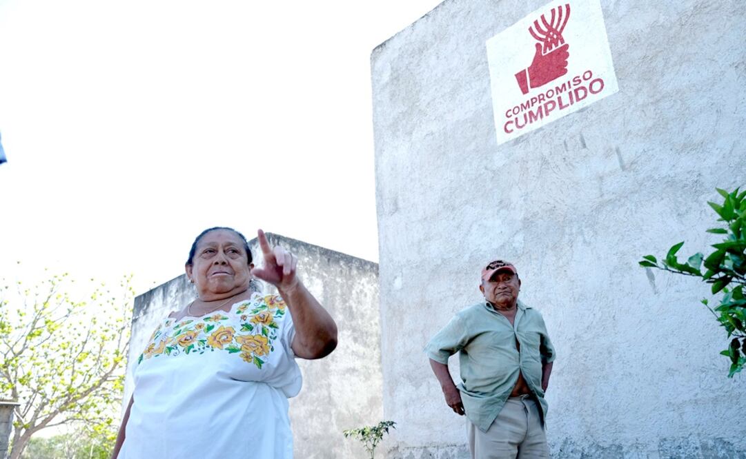 María Cornelia muestra una bodega que no se terminó de construir pero tiene un sello de “compromiso cumplido”, colocado por el gobierno de Rolando Zapata. (FOTO: CUAUHTÉMOC MORENO. EL UNIVERSAL)