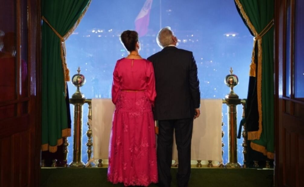 “El real y verdadero quién para…”: Las fotos de AMLO y Beatriz Gutiérrez Müller en el Grito