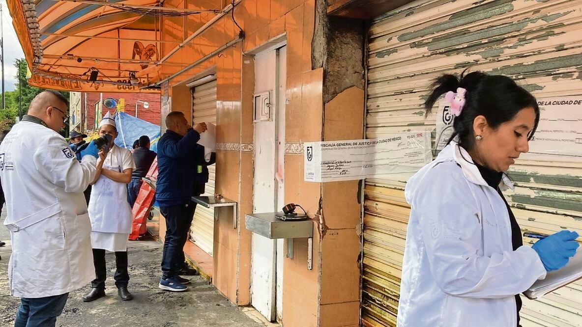 El domingo, la FGJ colocó sellos de clausura en el estacionamiento de la taquería y ayer aseguró el lugar en su totalidad. Foto: Gaspar Betancourt / El Universal