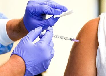 Protección de vacuna de Moderna dura al menos 6 meses, asegura estudio