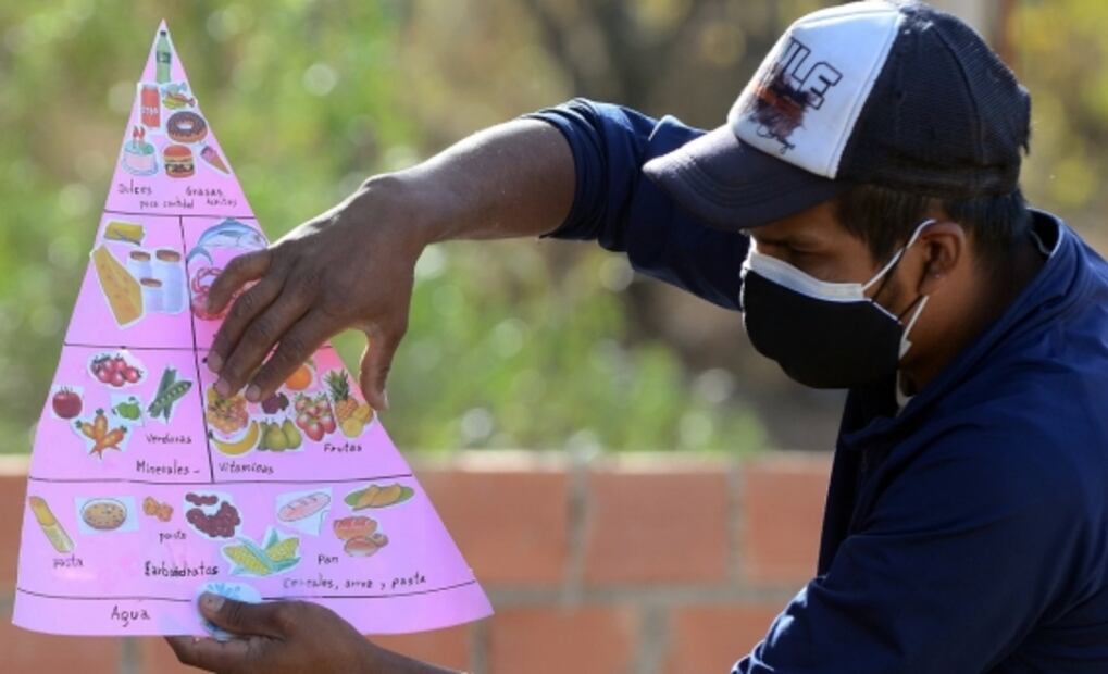 Profesor viaja en bicibleta para dar clases a sus alumnos en cuarentena por Covid-19