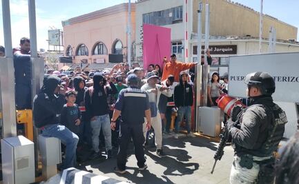 Migrantes venezolanos se manifiestan e intentan cruzar puente internacional en Ciudad Juárez