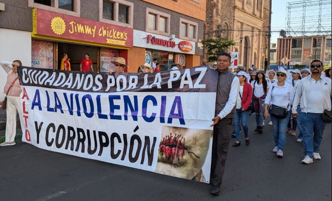 En Zamora, vestidos de blanco, los asistentes salieron de una plaza comercial y se dirigen al centro histórico. Foto: Paulina Valencia