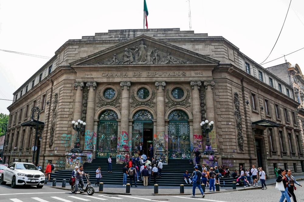 En febrero pasado, integrantes de la comunidad trans vandalizaron la fachada del Congreso capitalino como forma de protesta. Foto: Diego Simón / EL UNIVERSAL