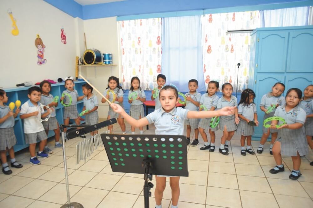 La orquesta está integrada por 43 niños, quienes tocan una diversidad de instrumentos como claves, panderos, maracas y batería, atendiendo las indicaciones de Oxana Thaili Morales Esquivel. Foto/ ROBERTO AGUILAR. EL UNIVERSAL