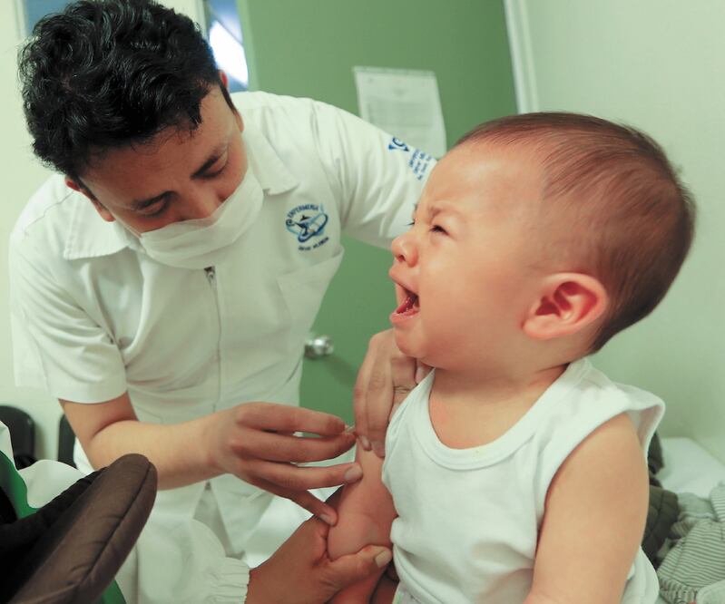 El IMSS avanzó 13% en va-cunación a niños, informó.  ARCHIVO EL UNIVERSAL  