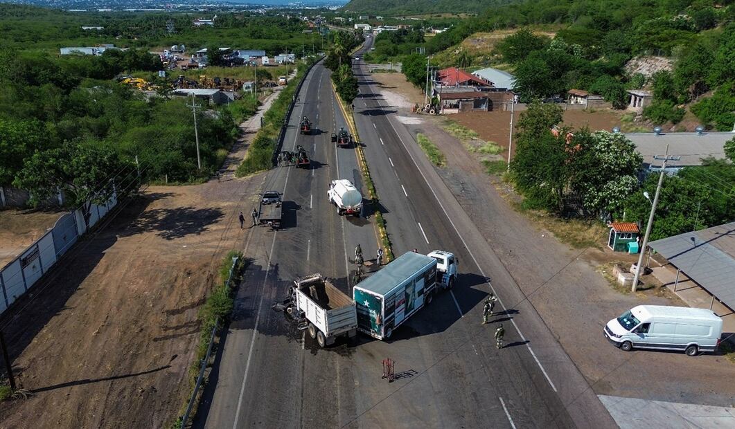 En la capital de Sinaloa y en la zona rural se volvió a vivir una larga cadena de hechos violentos, con ataque a balazos a las instalaciones del diario El Debate, bloqueos en puentes y carreteras, vehículos oficiales incendiados y reportes de continuos enfrentamientos con civiles armados. Foto: Cuartoscuro.com
