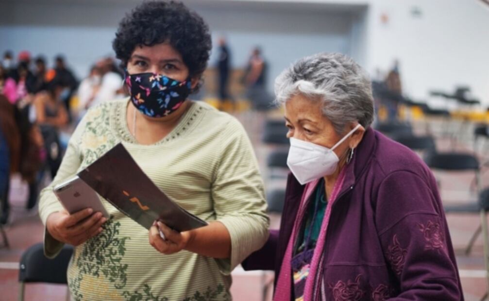 "Me dio miedo pero es necesario"; rezagados acuden a vacunarse en Ecatepec