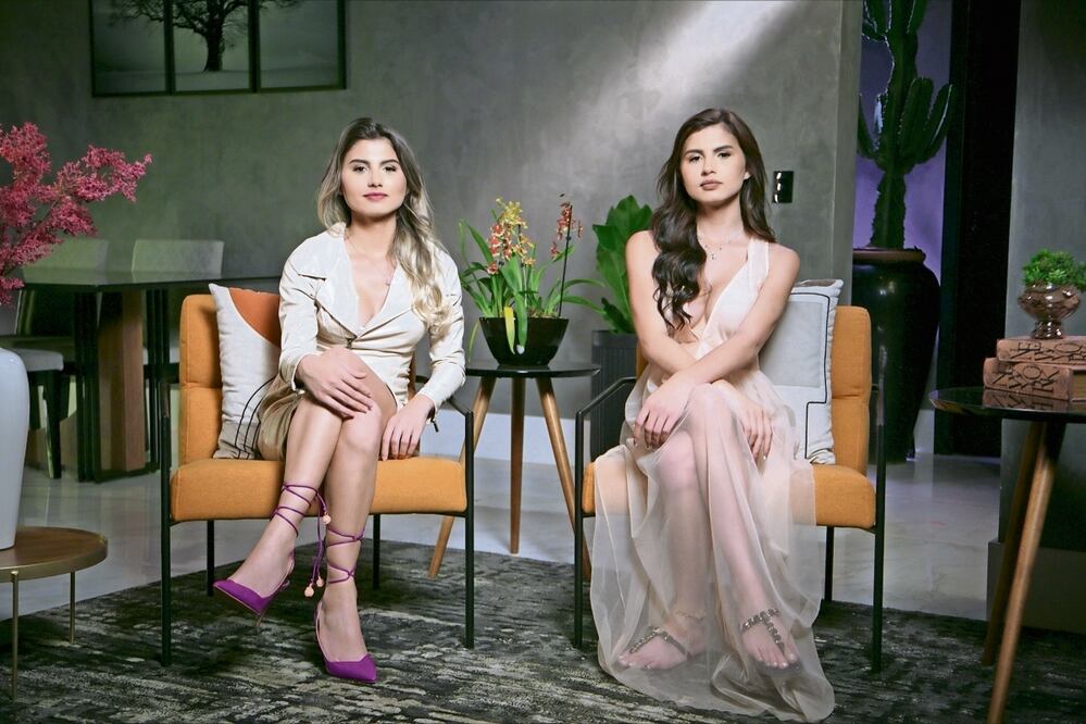 Sofía, que realiza sus estudios en Francia, y Mayla, que hace lo mismo pero en Argentina, regresan a su país para participar en un certamen de belleza. Foto: HBO MAX