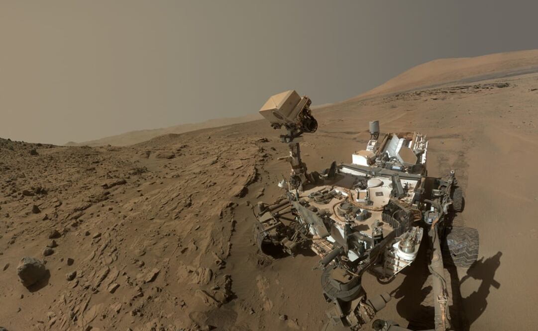 El robot explorador Curiosity, de la NASA, analiza las muestras de polvo de roca del suelo marciano. Foto: AP/NASA