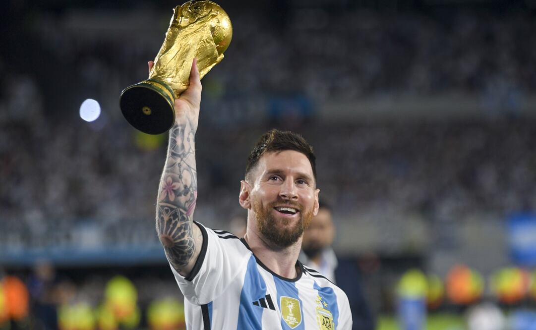 Lionel Messi festejando en Argentina con la Copa del Mundo / Foto: AP