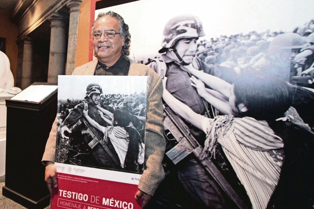 El fotógrafo Pedro Valtierra durante la inauguración de la exposición que destaca su trayectoria y trabajo periodístico (CARLOS MEJÍA. EL UNIVERSAL)