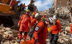 Los Topos Azteca siguen escarbando en Venezuela en busca de sobrevivientes y rescatando cuerpos luego de los terremotos del pasado 24 de junio. Foto: Especial