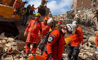 "Topos" mexicanos ven similitud de terremoto en Venezuela con el de Turquía en 2023; brigadas internacionales se unen al rescate