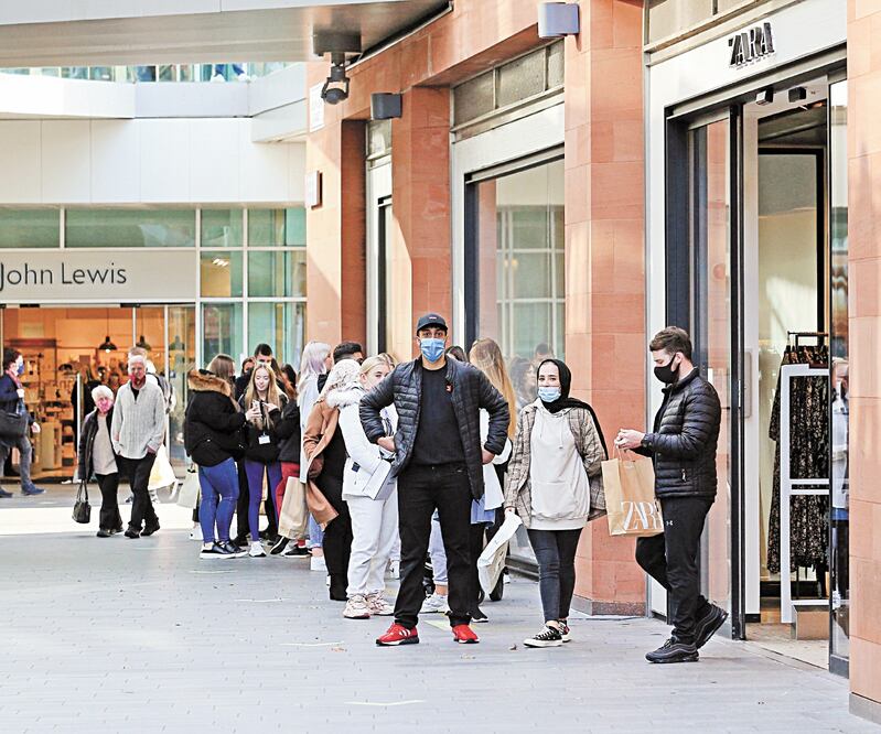 Fila para entrar a una tienda en Liverpool, Inglaterra , donde se anunciaron más medidas contra rebrotes. Foto: AFP
