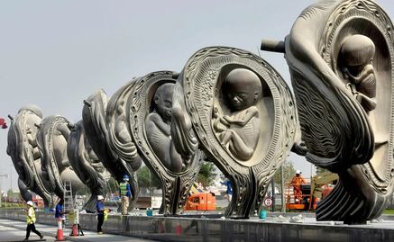 Damien Hirst causa revuelo con esculturas de fetos gigantes
