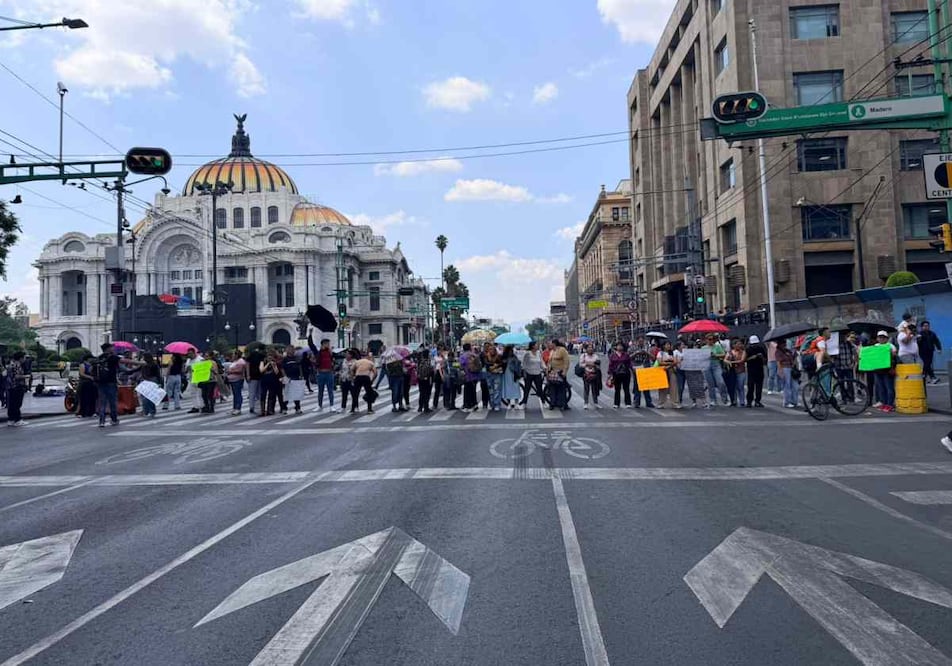 Tras más de dos horas de bloqueo, comerciantes joyeros liberaron la vialidad. Foto: Arturo Ordaz Díaz / EL UNIVERSAL