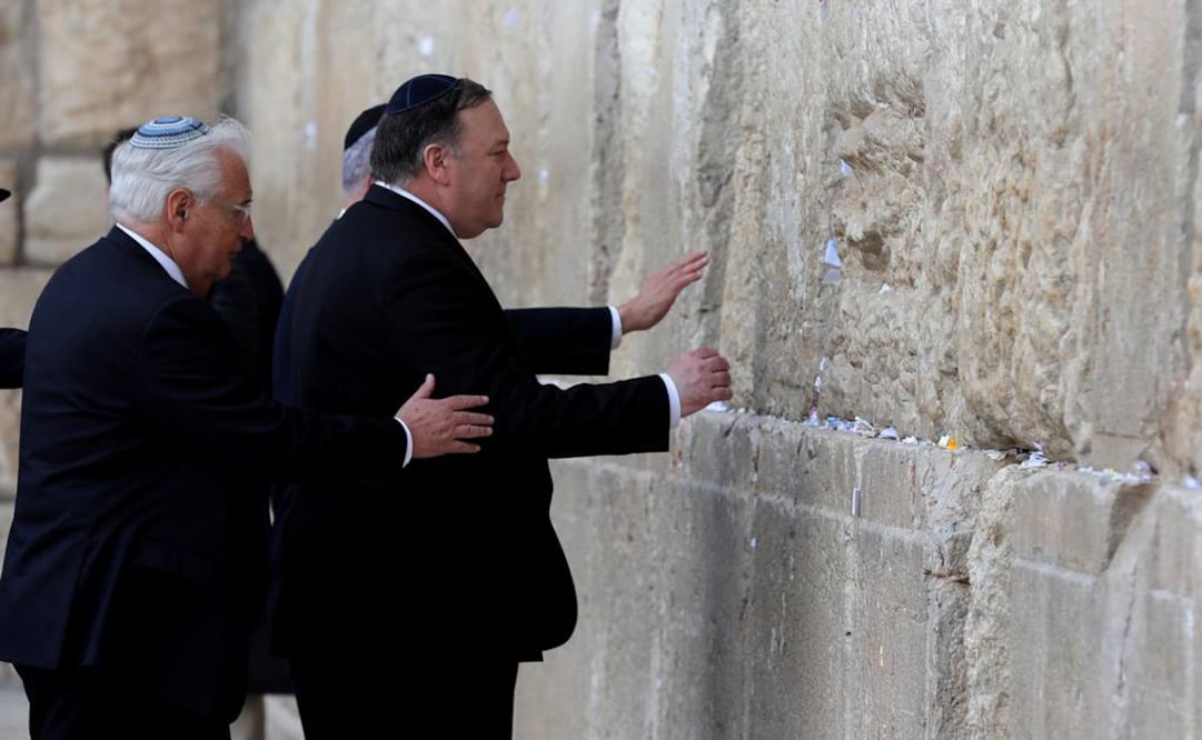 Mike Pompeo,visitó el jueves el Muro de los Lamentos en Jerusalén Este junto al primer ministro israelí, Benjamin Netanyahu (Foto: Reuters)