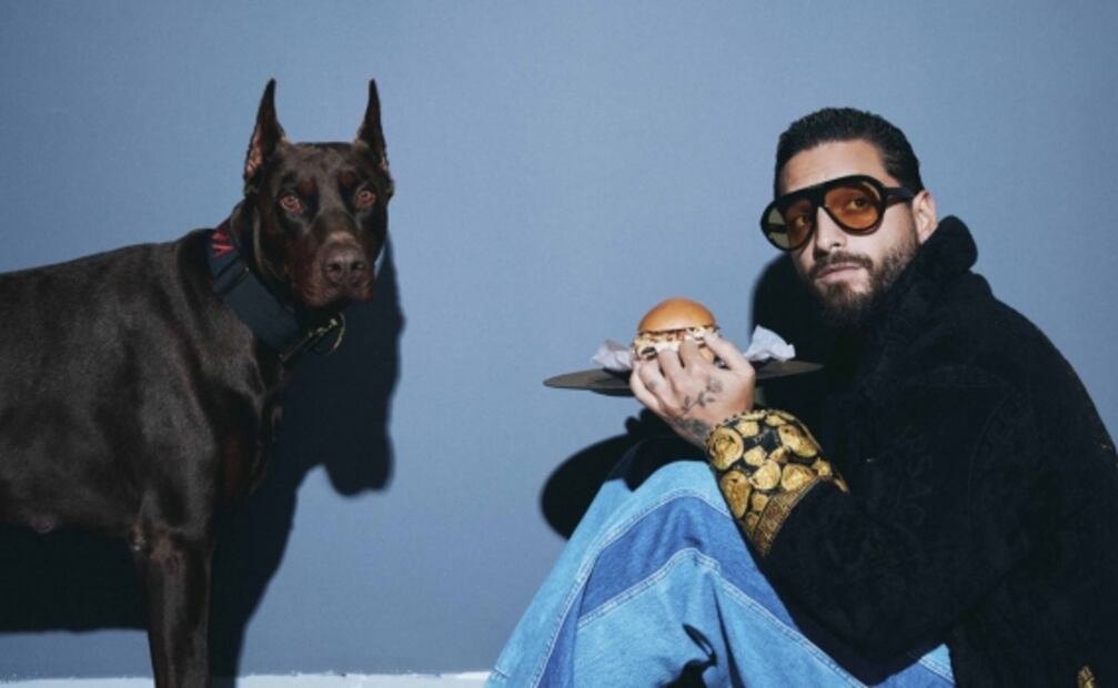 Maluma posa con comida en el cuerpo, ¿de qué trata el nuevo negocio del cantante?