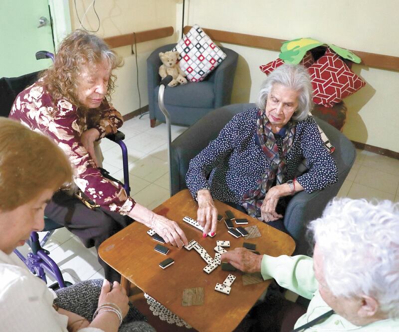 Especial cuidado. Las personas que requieren mayor cuidado ante el coronavirus son los adultos mayores, por lo que se debe procurar su salud y bienestar, indicó la Ssa. Foto: ARCHIVO EL UNIVERSAL