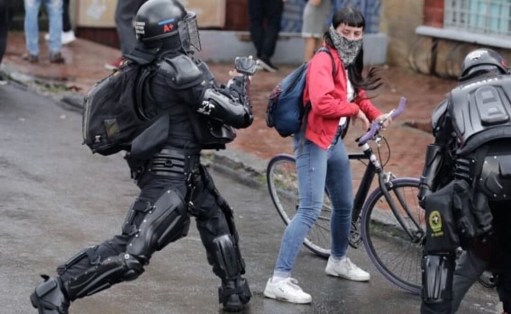 Policía da brutal patada a joven durante protestas por paro nacional en Colombia