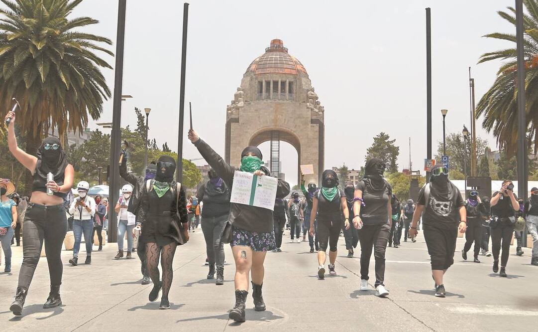 A partir de una convocatoria en redes sociales, las manifestantes se dieron cita en el Monumento a la Revolución para marchar al Zócalo. Fotos: Carlos Mejía/ El Universal.