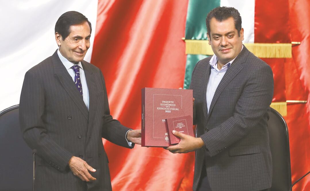 Rogelio Ramírez de la O, secretario de Hacienda, entrega el paquete económico a Sergio Gutiérrez, presidente de la Cámara de Diputados. Foto: DIEGO SIMÓN SÁNCHEZ. EL UNIVERSAL