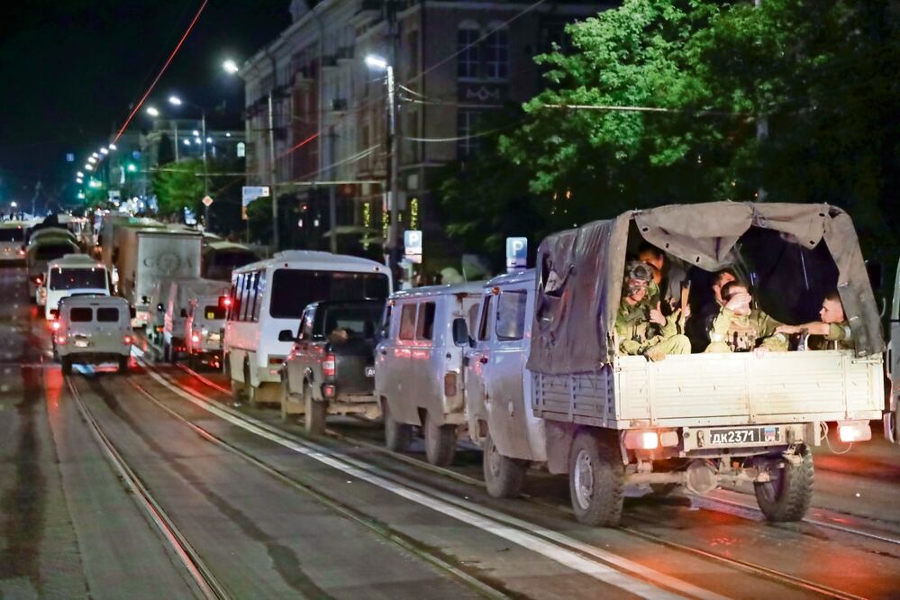 Mercenarios del Grupo Wagner, ayer mientras se preparaban para abandonar un área en el cuartel general del Distrito Militar del Sur, en una calle de Rostov del Don. Foto: AP