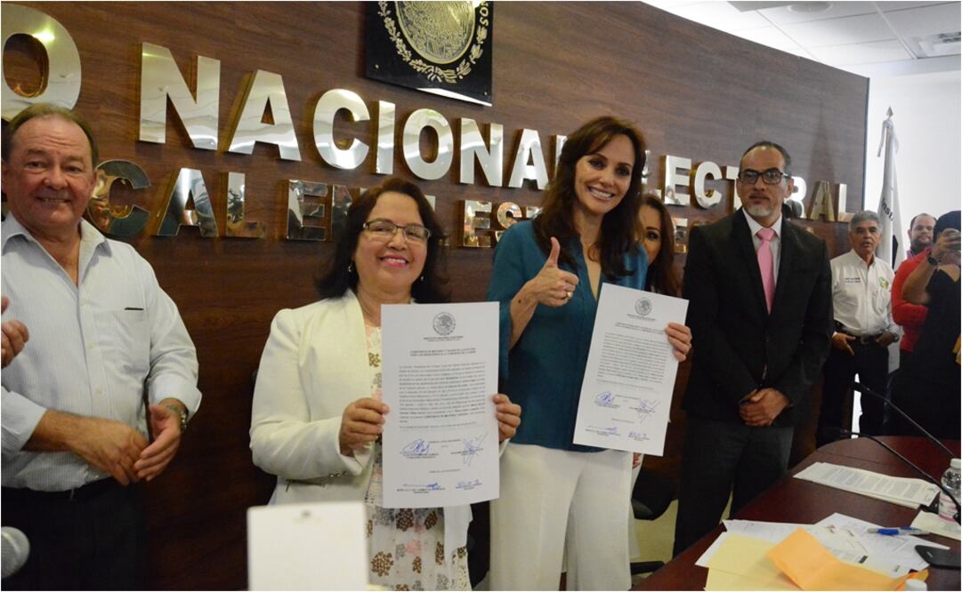La periodista Lilly Téllez, recibe constancia como senadora electa, acompañada de su suplente, la catedrática universitaria Reina Castro Longoria (Foto: Cortesía/Javier Escobar)