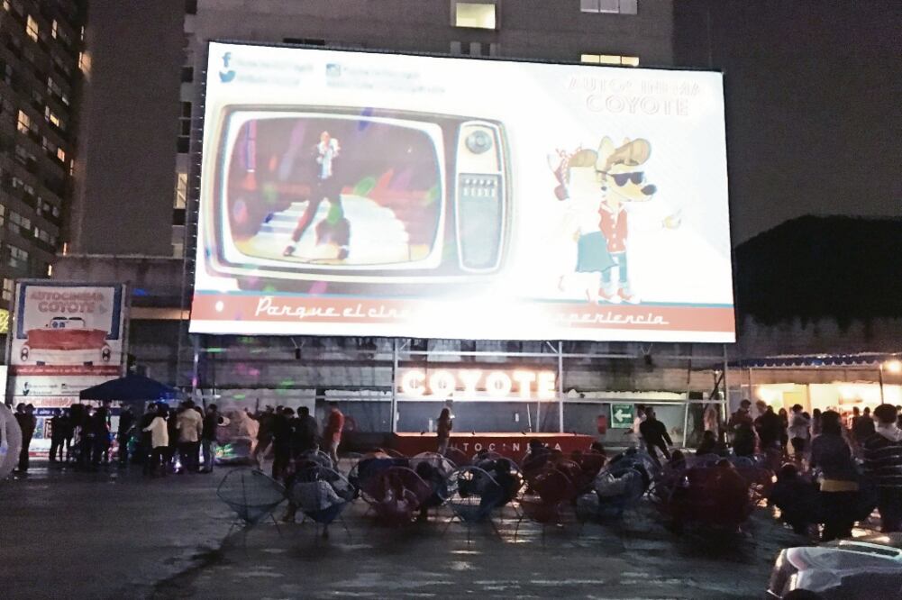 Cuenta con más asientos, por si la gente se cansa de estar en auto (CORTESÍA)