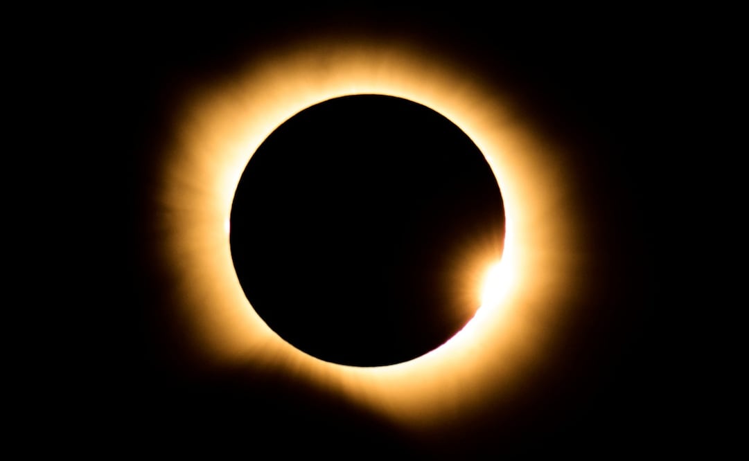 Se observa un eclipse solar total desde Berlanga de Duero, en el centro de España, el miércoles 12 de agosto de 2026. Foto: AP