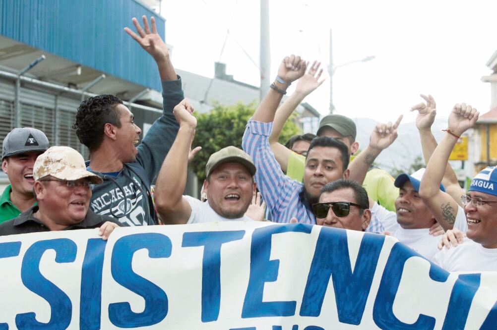 Manifestantes nicaragüenses participan en una protesta contra el gobierno de Daniel Ortega el 12 de enero frente a la embajada de su país en Costa Rica. Foto: JUAN CARLOS ULATE. REUTERS