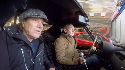 Baterista de Pink Floyd muestra su Ferrari 250 GTO al vocalista de AC/DC