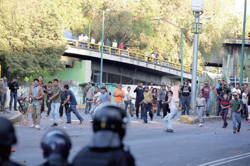Inconformes con alza de gasolinas lanzaron piedras y cohetes a los integrantes policías que evitaron robo a tienda en la calzada México-Tacuba. (ALEJANDRO ACOSTA. EL UNIVERSAL)