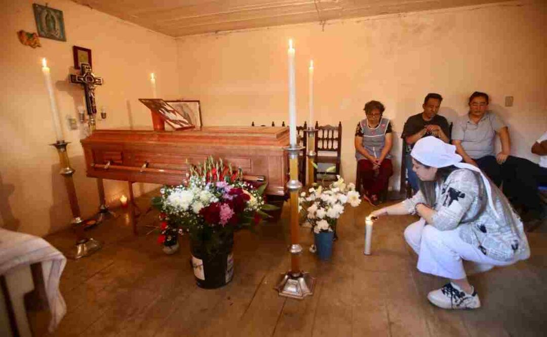 Velorio de Monserrat, quien fue asesinada por su pareja sentimental en la colonia Anáhuac. Sus papás, Rosa Icela Gómez y Armando Juárez, exigen justicia, que su homicida nunca salga de la cárcel. Familiares y amigos de Monse, se dieron cita en la casa de campo que tienen sus abuelos en Hueypoxtla.  Foto: Valente Rosas. EL UNIVERSAL