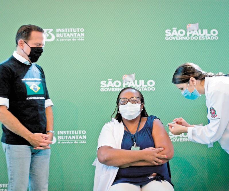 La enfermera del hospital Emilio Ribas, Mónica Calazans, fue la primera vacunada contra el virus. Afirmó que la aplicación del antígeno supone el “recomienzo de una vida”. FERNANDO BIZERRA JR. EFE