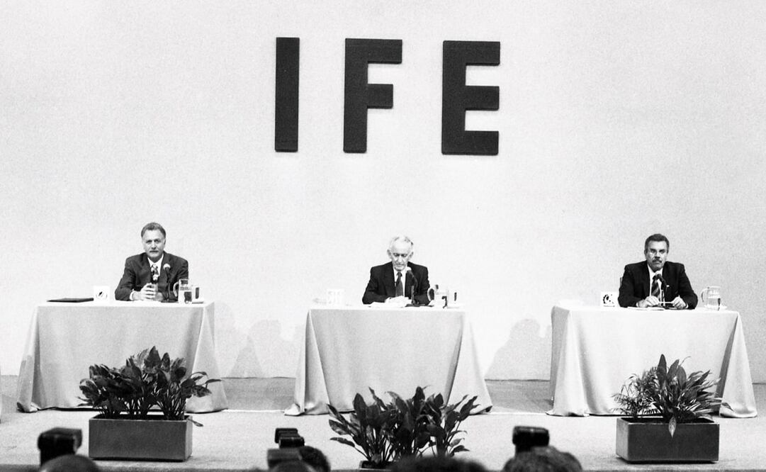 (izq a der) Jorge González del PVEM, Pablo Emilio Madero por PDM y Rafael Aguilar Talamantes del PFCRN en el primer debate mexicano de 1994. EL UNIVERSAL vio a los debates presidenciales como “una práctica de auténtico espíritu democrático, cuya principal aportación será el diálogo y confrontación civilizada”. Foto: Eduardo Espinosa/Archivo EL UNIVERSAL.