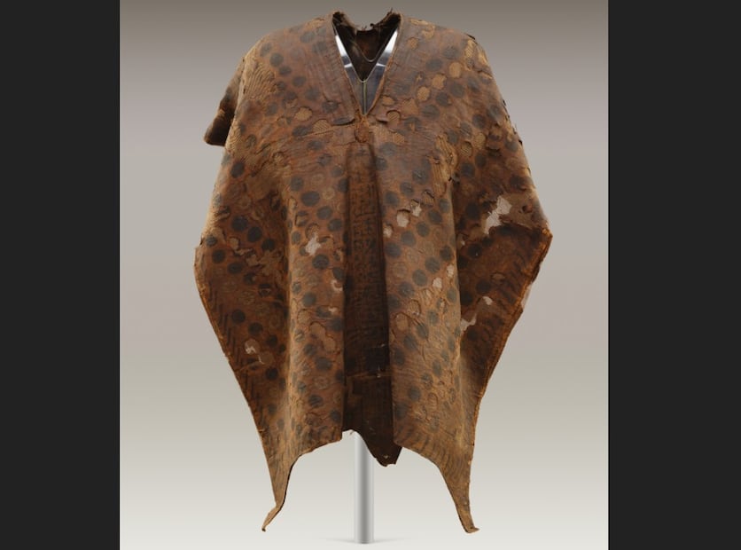 Túnica de piel de leopardo perteneciente al sacerdote Harnedjitef. Esta pieza, datada del siglo I d. C., fue encontrada en Egipto, en donde su uso marcaba funciones sacerdotales. Crédito: The Met