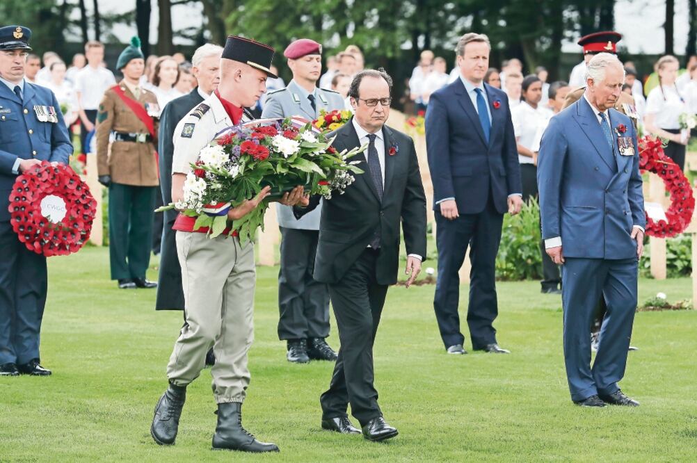 François Hollande, mandatario galo (cen.), y David Cameron, premier británico (segundo a la der.), ayer en Thiepval (FRANCOIS MORI. AP)