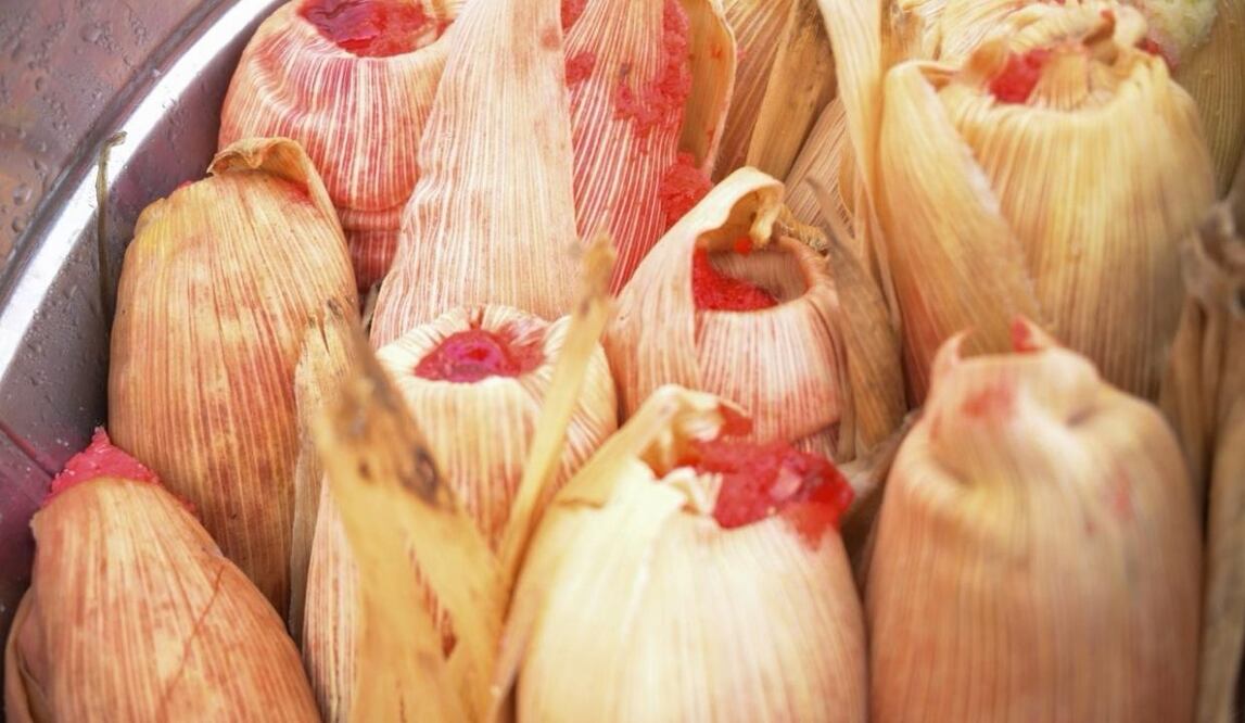 Día de la Candelaria llena de tamales el Centro Histórico; tradición reúne a familias desde temprano. Foto: Santiago Cadena